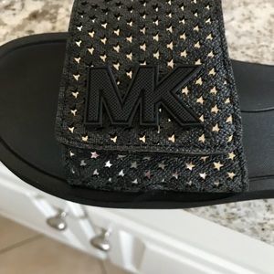 Micheal kors flip flops